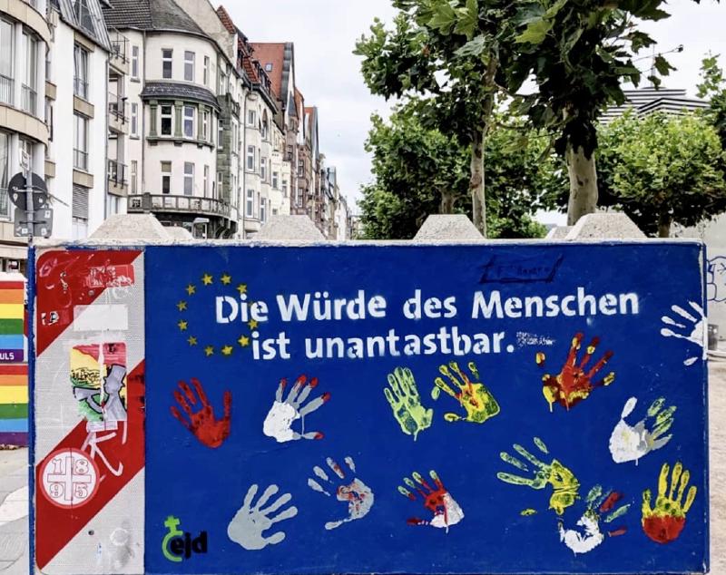 „Würde-Plakat“